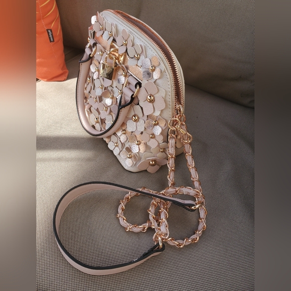 ALDO, new without tags Handbag with 3D flowers - Picture 4 of 8